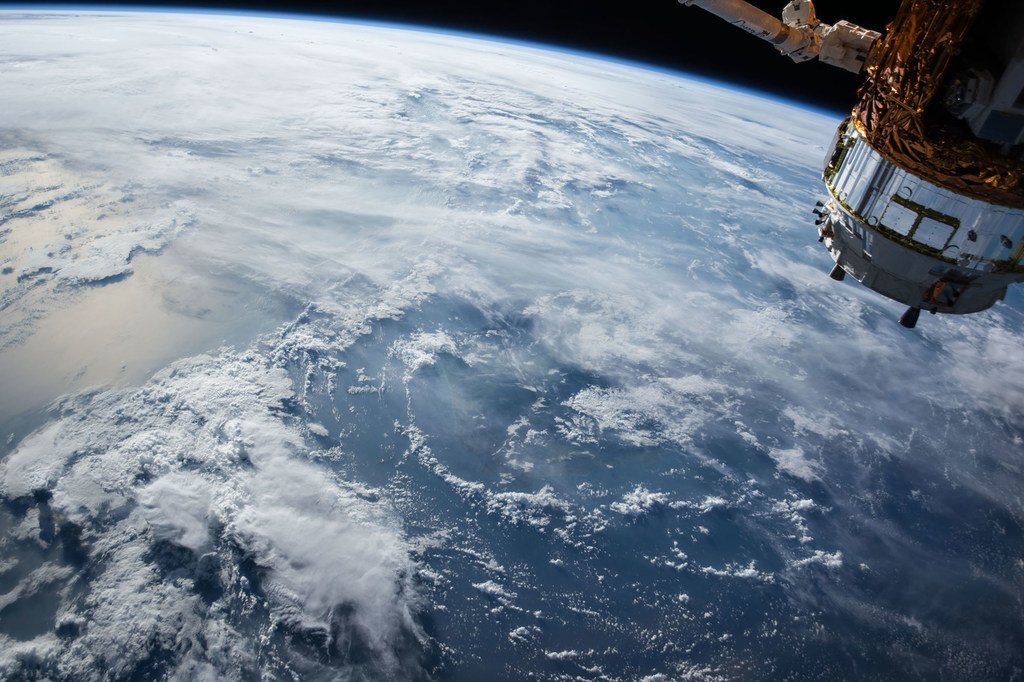 一颗卫星在地球上空运行。